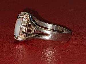 lot 25 image: Sterling Silver Ring wLarge Oval Moonstone