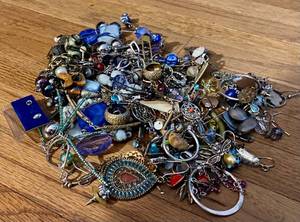 lot 249 image: Lot of Jewelry for Crafts or Repair