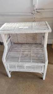 lot 724 image: Vintage White Wicker End Decorative Stand