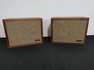 lot 10 image: Pair of Realistic Solo-1 Speakers