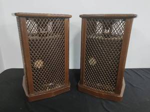 lot 6 image: Pair of Sansui End Table Speakers