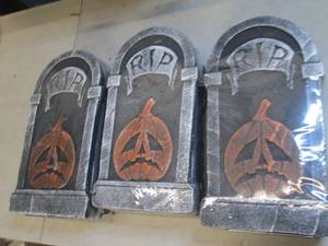 lot 22 image: 3 new 5 packs of halloween decorati...