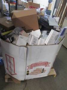 lot 28 image: palletgaylord of amazon smalls loo...