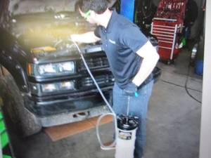 lot 55 image: 9.5 l Pneumatic Fluid Evacuator...