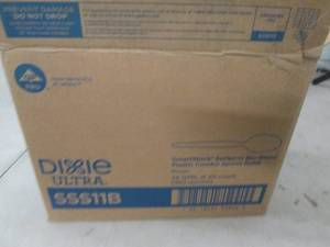 lot 75 image: box 960 plastic spoons ...