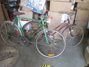 lot 3 image: (FD) 2 Vintage Bicycles Schwinn Var...