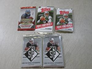 lot 39 image: (EC1) 5 Assorted Packs of Football ...