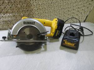 lot 82 image: (EW6) DeWalt 18V XR DW939 6 12 C...