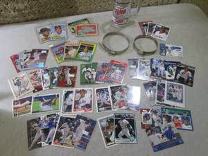 lot 144 image: (EC1) Assorted Baseball Cards Twins...