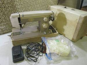 lot 176 image: (D-2) Vintage Necchi-Alco Portable ...