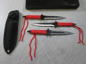 lot 193 image: (CNTR) 3pc 7 12 Throwing Knives w...