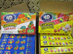 lot 213 image: (B-2) Gummy Car Kits and Cupcakes 1...