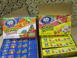lot 216 image: (B-2) Gummy Car Kits and Cupcakes 1...