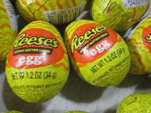 lot 239 image: (B-1) 36 Reeses Peanut Butter Creme...