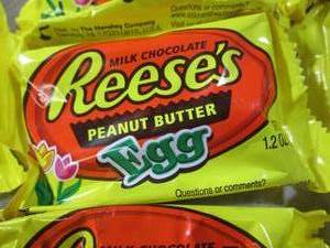 lot 245 image: (B-2) 18 Reeses Peanut Butter Eggs ...