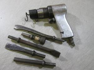 lot 262 image: (BS) Air Chisel with Assorted Bits...