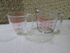 lot 297 image: (EC1) Anchor and Pyrex Measuring Cu...