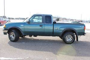 lot 11 image: 1999 Mazda B4000 Cab Plus - 4X4