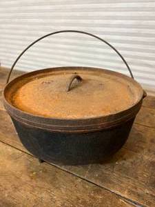 Antique #12 Cast Iron Pot With Lid - Currently Lid Is Stuck On The Pot