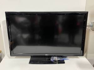 lot 4 image: LG 42 Flat Screen TV