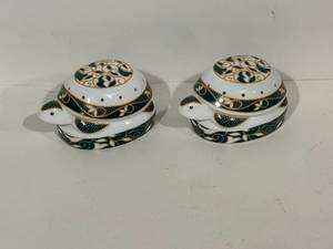 lot 14 image: Elizabeth Arden Shakers