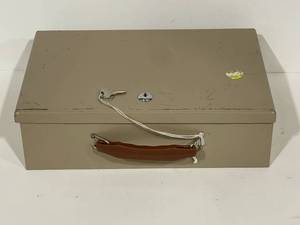 lot 38 image: Lock Box