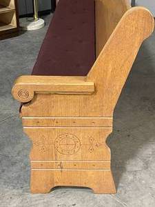 lot 47 image: 8 Foot Church Pew