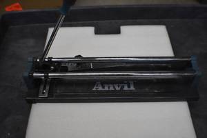 Anvil tile cutter