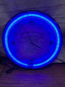 lot 8 image: Bud Light Lighted Fine Clock 17 inch Diameter
