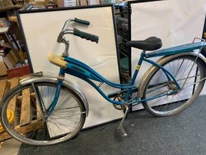 lot 40 image: 1950s Monarch Thunderbird Womens Bicycle