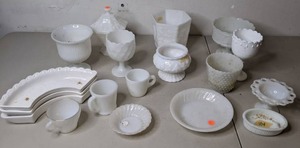 lot 561 image: Collection of WhiteMilk Glassware (19 Piece) - P