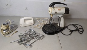 lot 570 image: Multitude of Mixers All Vintage, 2 Sunbeam Hand Mixers, 1 Sunbeam Mixmaster (Stand Mixer) plus 9 Beaters - P