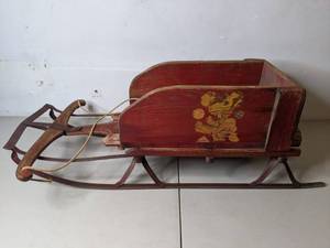lot 553 image: Vintage Wooden Childs Sled with Enclosed Back and Sides - P