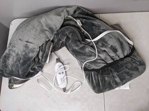 lot 148 image: Sharper Image Calming Cozy Heating Blanket & Massager - N