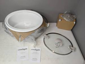 lot 147 image: Crockpot 7-Quart Cook & Carry Slow Cooker in Mushroom Matte Finish - N