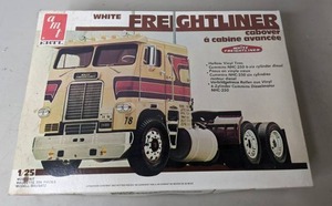 lot 212 image: NEW AMT ERTL White Freightliner 125 Model Kit - D