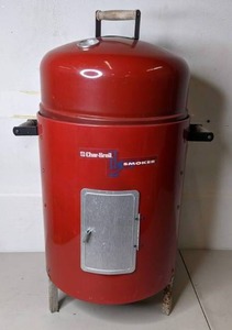 lot 373 image: Char-Broil H2O Smoker Deluxe Smoker w Cover - P