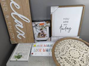 lot 193 image: Lot of 8 Wooden Sign WallHome Decor - N