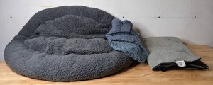 lot 305 image: Pet Set Bed, Crate Pad, & Coat - N