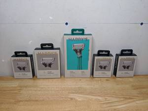 lot 36 image: 22 Brand New Harrys Shaving Blade Cartridges and 1 Handle - T