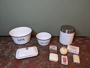 lot 320 image: Bathroom Decor. Fun Items For Your Vanity - W