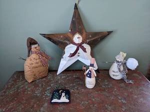 lot 326 image: Snowmen....Ornament, Stuffed Snowmen & Star - W