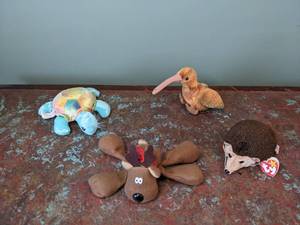 lot 328 image: Four Fun Little Animals. TY, Precious Moments & Hallmark - W
