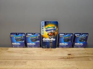 lot 41 image: 17 Brand New Gillette Proglide Shaving Blades and 1 handle - T
