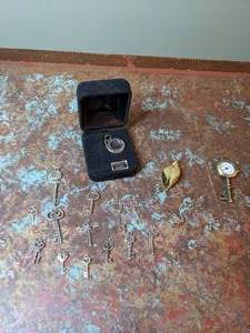 lot 339 image: Fun Charms Best Friend, Keys Etc. - W