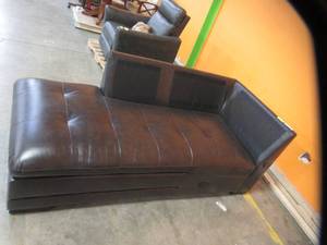 lot 106 image: Abbyson Woodland Premium Italian Leather Chaise Lounge Piece Of Sectional Sofa ( chaise Only)