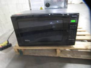lot 115 image: Universal Panasonic Microwave Oven Model SN936B