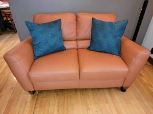 lot 5 image: Natuzzi Leather Loveseat from Macys Amalfi Collection