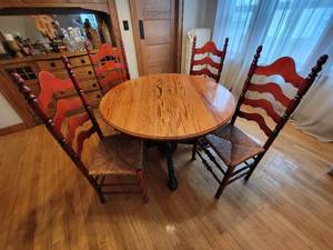 lot 75 image: Charming American Dining Table and Chair Set