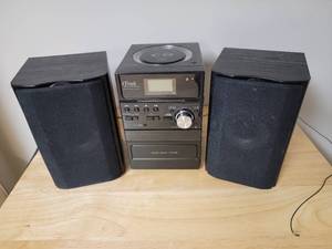 lot 42 image: iTrak Shelf Stereo System